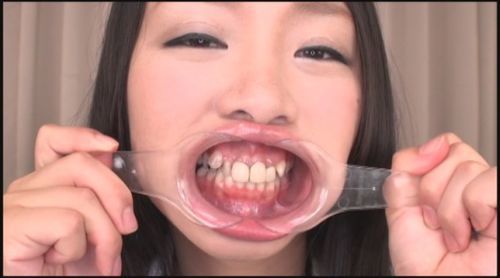 歯フェチ必見！美しい女の口腔内観察！ザーメン発射あり01