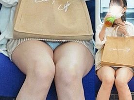 FC2-1714435 絶対わざと！スレンダー美脚さんのアピールが過ぎる件　電車パンチラ