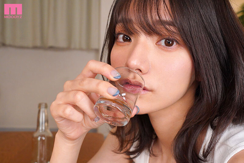 【VR】【ベロキス顔面特化VR】久しぶりに会った従姉妹の玲奈ちゃんがビビるほど大人っぽく綺麗で圧倒されたが、 お酒が入ったらまさかのキス魔。バグった距離感で僕を襲い最高顔面ビジュに見つめられながらイカされた幸せ射精！ 宮下玲奈