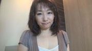 ４０代美人メスペット初登場　娘の誕生日に生セックス生中出し　旦那と電話で娘の誕生日ケーキの話をしながら喘ぐ人妻　騎乗位で自ら膣内発射を求める美人熟女【個人撮影】ZIP付