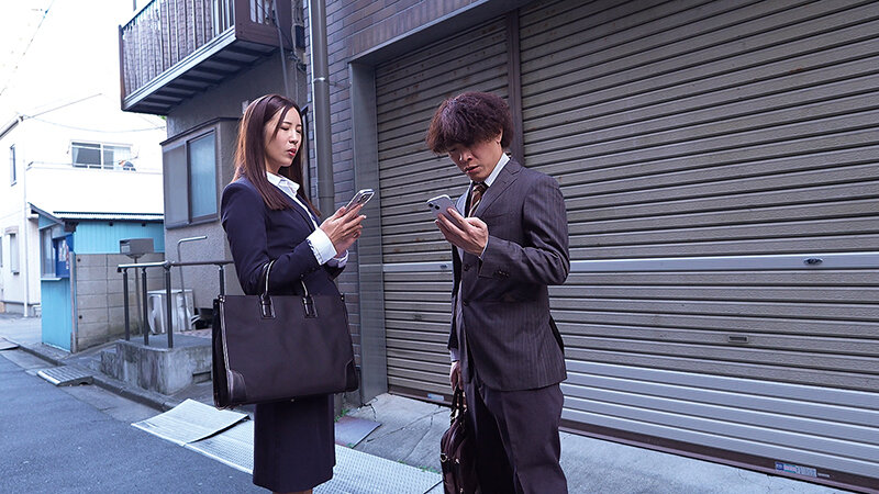 まさかの相部屋＆逆NTR 冴えない部下の俺に会社で一番の美人上司が… 水端あさみ 生写真とパンティ付き
