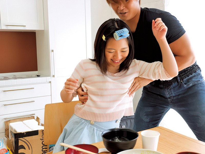 【特価】即ハメどっきり鬼ピス膣ドンFUCKされるこうめちゃん。食事中にパンツを突然下げられいきなりバックで合体。お互い全裸になってひたすらバックで責められイカされる。椅子を使っての騎乗位からテーブルに乗っての正常位。濃くて大量の精子を彼女の顔にぶちまける。