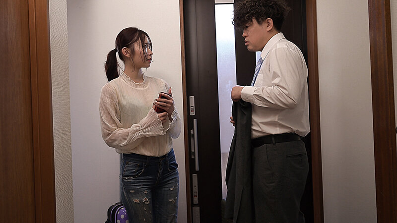 民泊ダブルブッキング 一つ屋根の下で惹かれあう二人 響蓮 生写真とパンティ付き