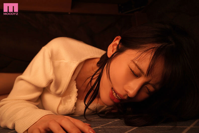 【FANZA限定】婚約者が隣にいるのに…帰省中の正月、コタツの中で絶倫義父にぐちゅぐちゅ媚薬指マンでイカされすぎて…結局家中で声も出せずにマン汁だくだく堕ち狂ったワタシ。 綾瀬まりあ 生写真2枚セット