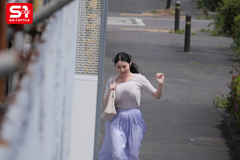 遅刻ギリギリでデカ乳揺らし駆け込み乗車してくるスキだらけ防御力ゼロの爆乳OL 痴●するにはもってこい。 みなみ羽琉 （BOD）