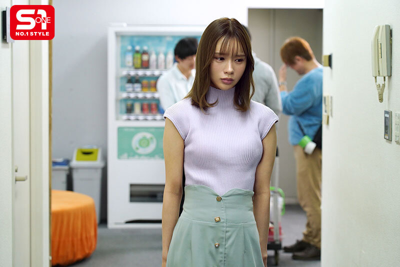 【FANZA限定】新人スポーツキャスターは局から人気格闘家にあてがわれても断れず…力まかせのネジ込みピストンで死ぬほどイカされる… 生写真3枚セット