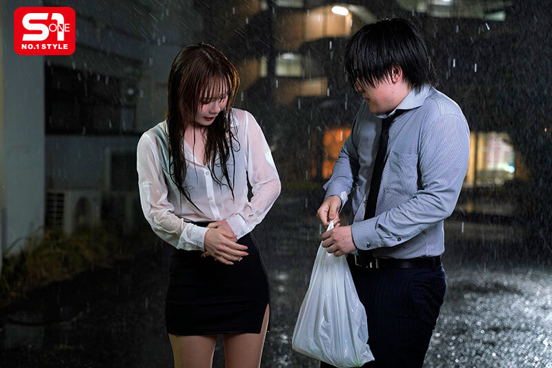 豪雨でエレベーター停電、密室にクール美女上司と二人きり、色気漂う濡れ髪、濡れ肌に欲情し襲ったら…まさかの貪り合い性交に発展 miru （BOD）