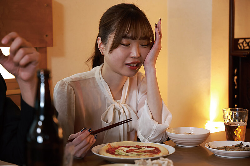 【FANZA限定】なんで一部屋しか予約してないの！？まさかの相部屋でポンコツ年上部下のエリートチ〇ポに夢中にさせられた私… 宮本さと美 チェキ付き