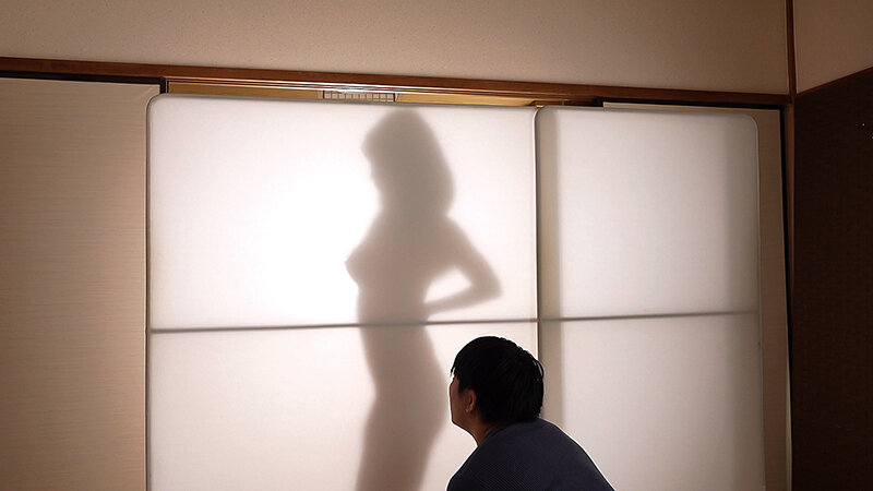 田舎の居候先の家主さんが美人で裸族だった！！ 東ふうか 生写真とパンティ付き