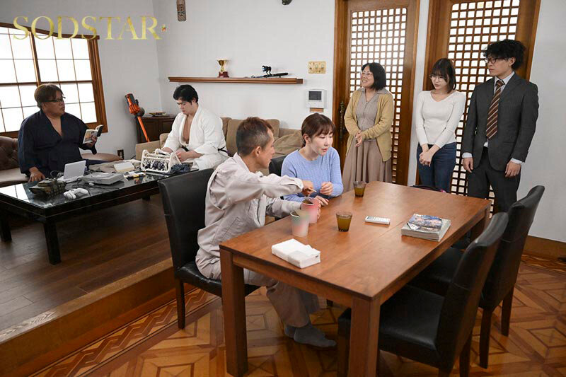 実家に嫁いできた奥さんは俺の家族が男クサさ抜群の性癖ど真ん中だったらしく、家族に忍んで全員とハメまくる絶倫人妻だったのでガテン系一家ファミリークラッシュ！ 唯井まひろ