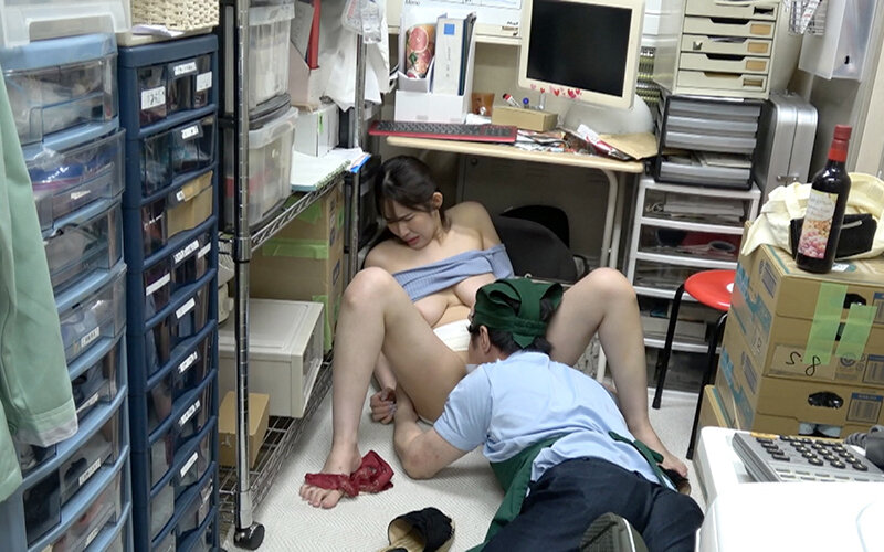 万引き スーパーの人妻たち ●言い訳がましいムッチムチ豊満妻 ●タチの悪いパイパンお色気妻 ●態度を改めない美脚巨乳妻